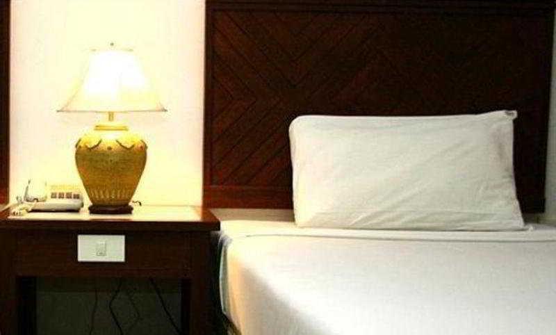 Rattana Mansion Hotel Phuket Bagian luar foto
