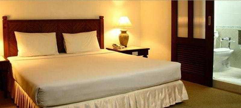 Rattana Mansion Hotel Phuket Bagian luar foto