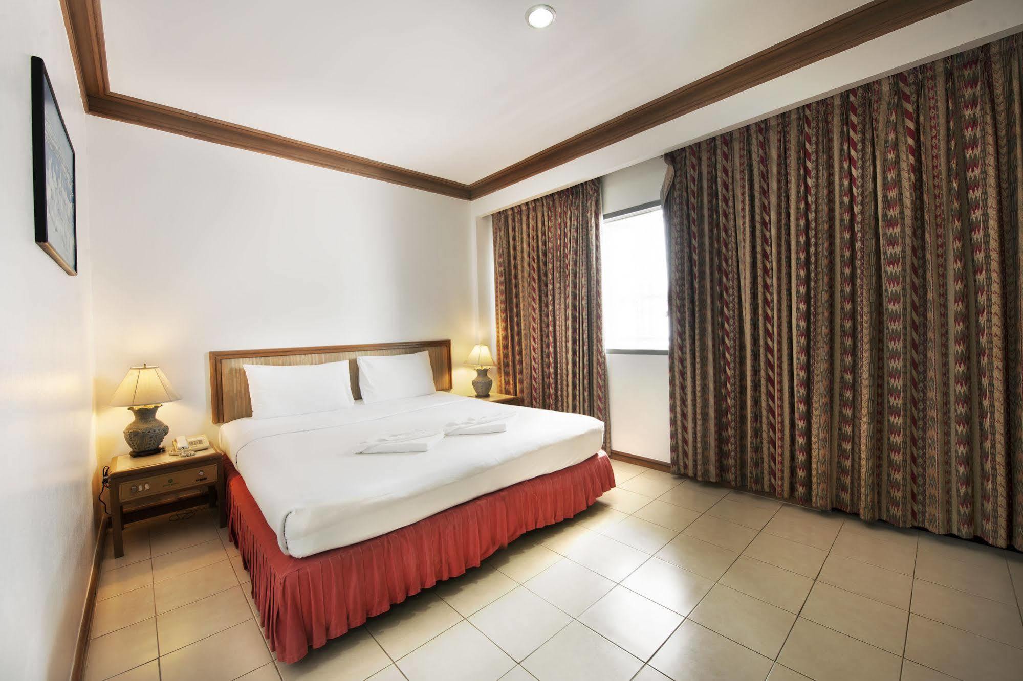 Rattana Mansion Hotel Phuket Bagian luar foto