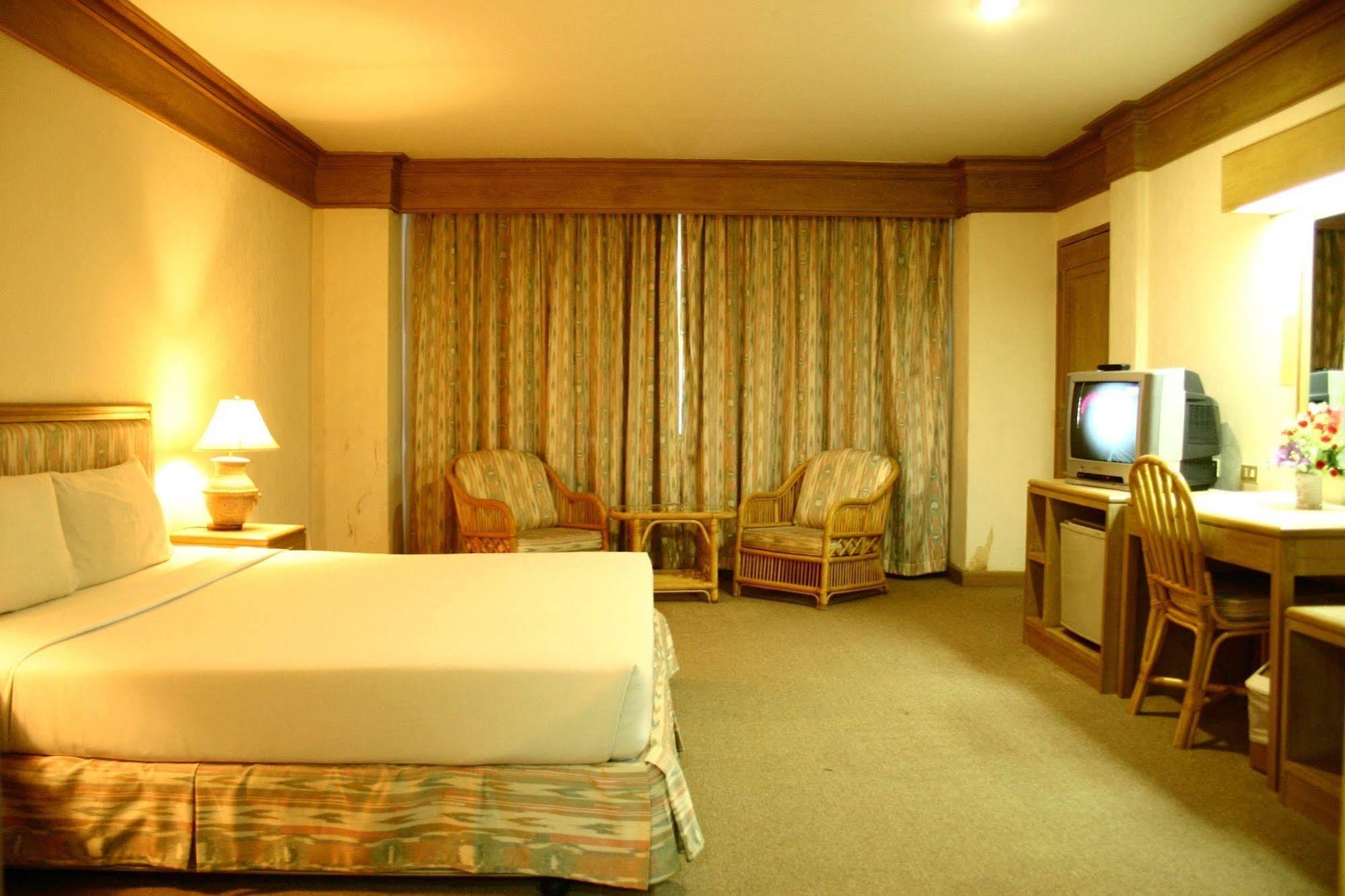 Rattana Mansion Hotel Phuket Bagian luar foto