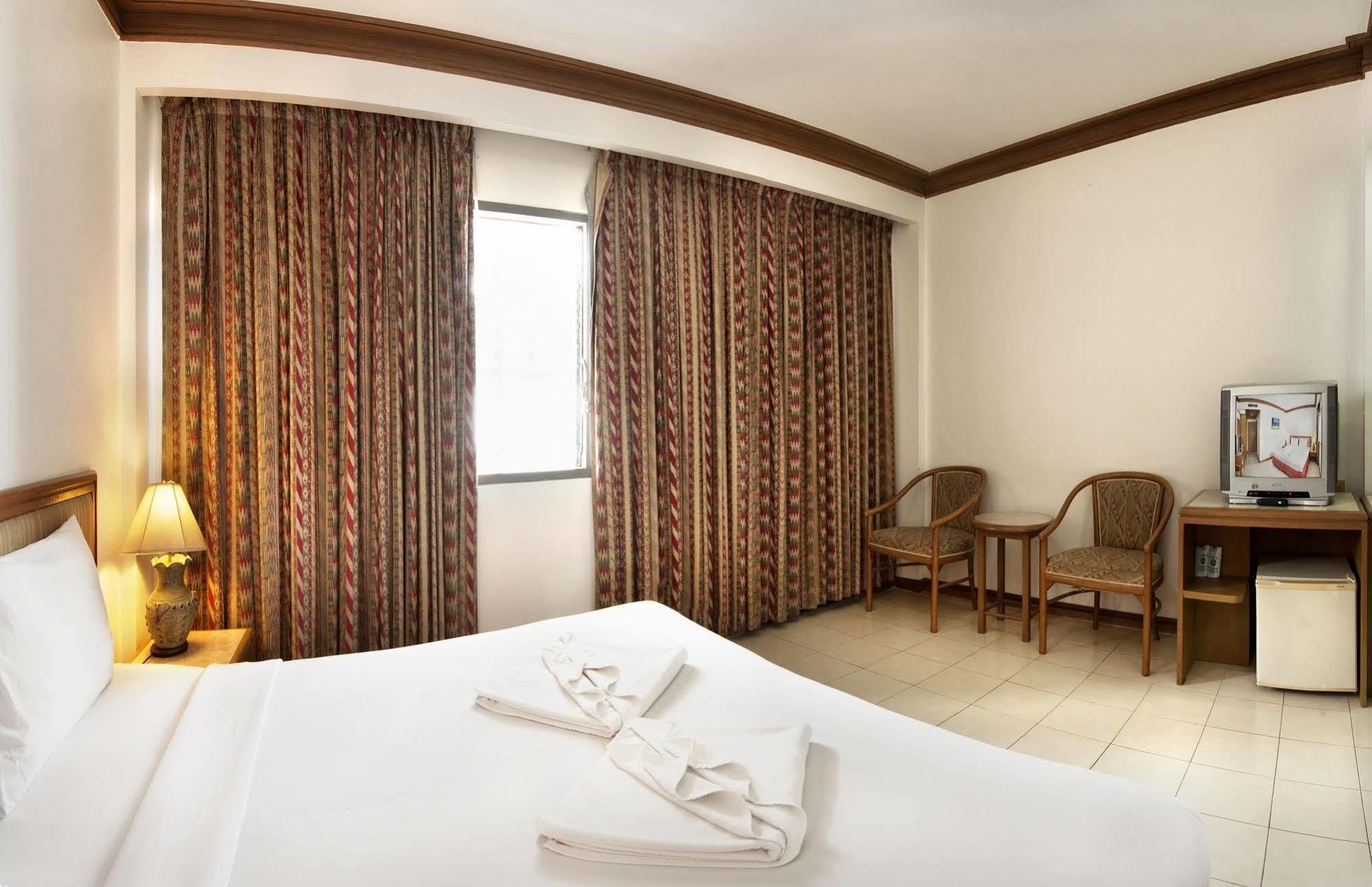 Rattana Mansion Hotel Phuket Bagian luar foto