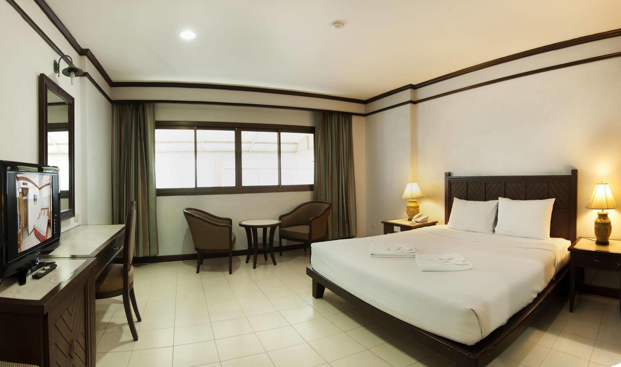 Rattana Mansion Hotel Phuket Bagian luar foto